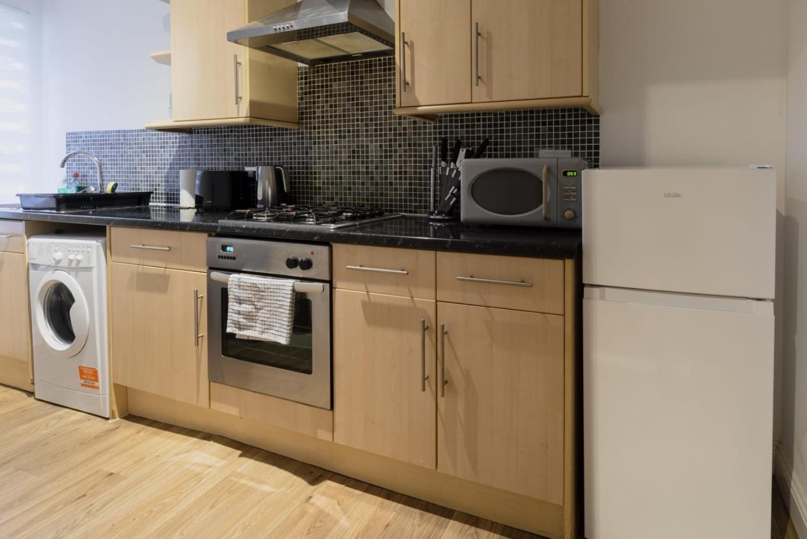 Ocean Waves Apartment Near Bournemouth Beach ภายนอก รูปภาพ