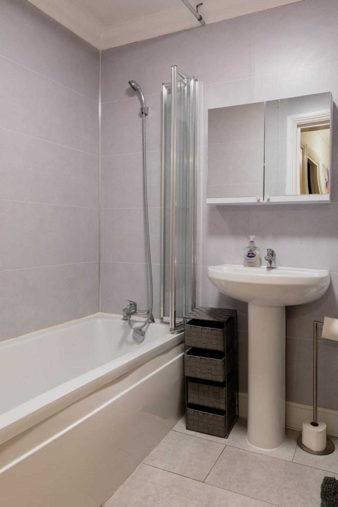 Ocean Waves Apartment Near Bournemouth Beach ภายนอก รูปภาพ